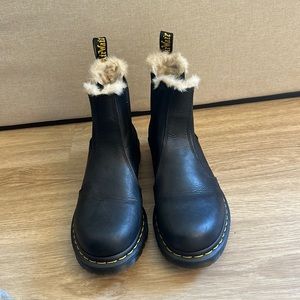 2976 Womens Faux Fur Lined Chelsea Boots- size 10. Never worn, in perf condition